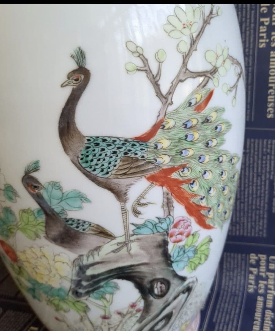 中国景徳鎮製　飾り壷　　　　漢詩孔雀牡丹瓶　花鳥図