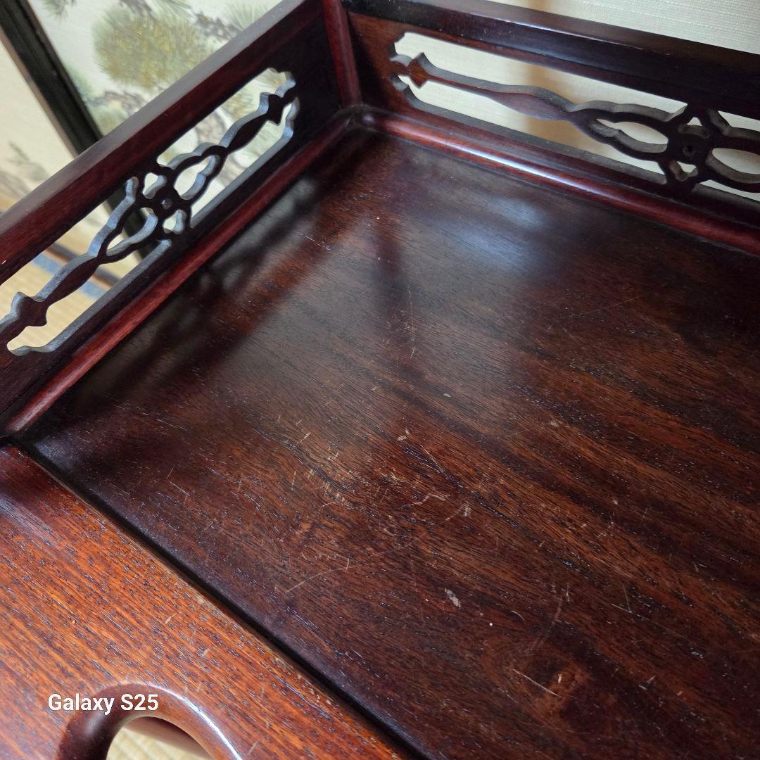 美しい彫刻の茶棚・飾り棚