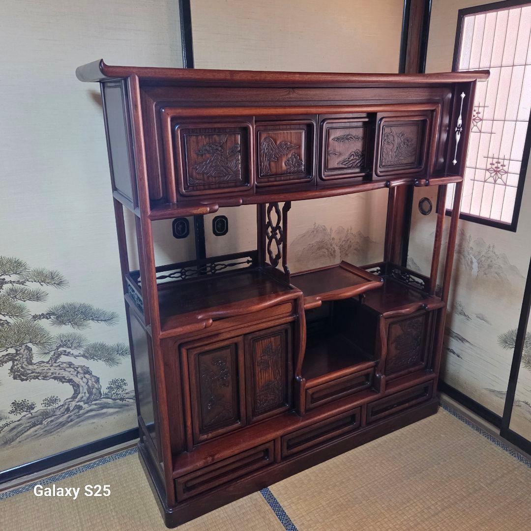 美しい彫刻の茶棚・飾り棚