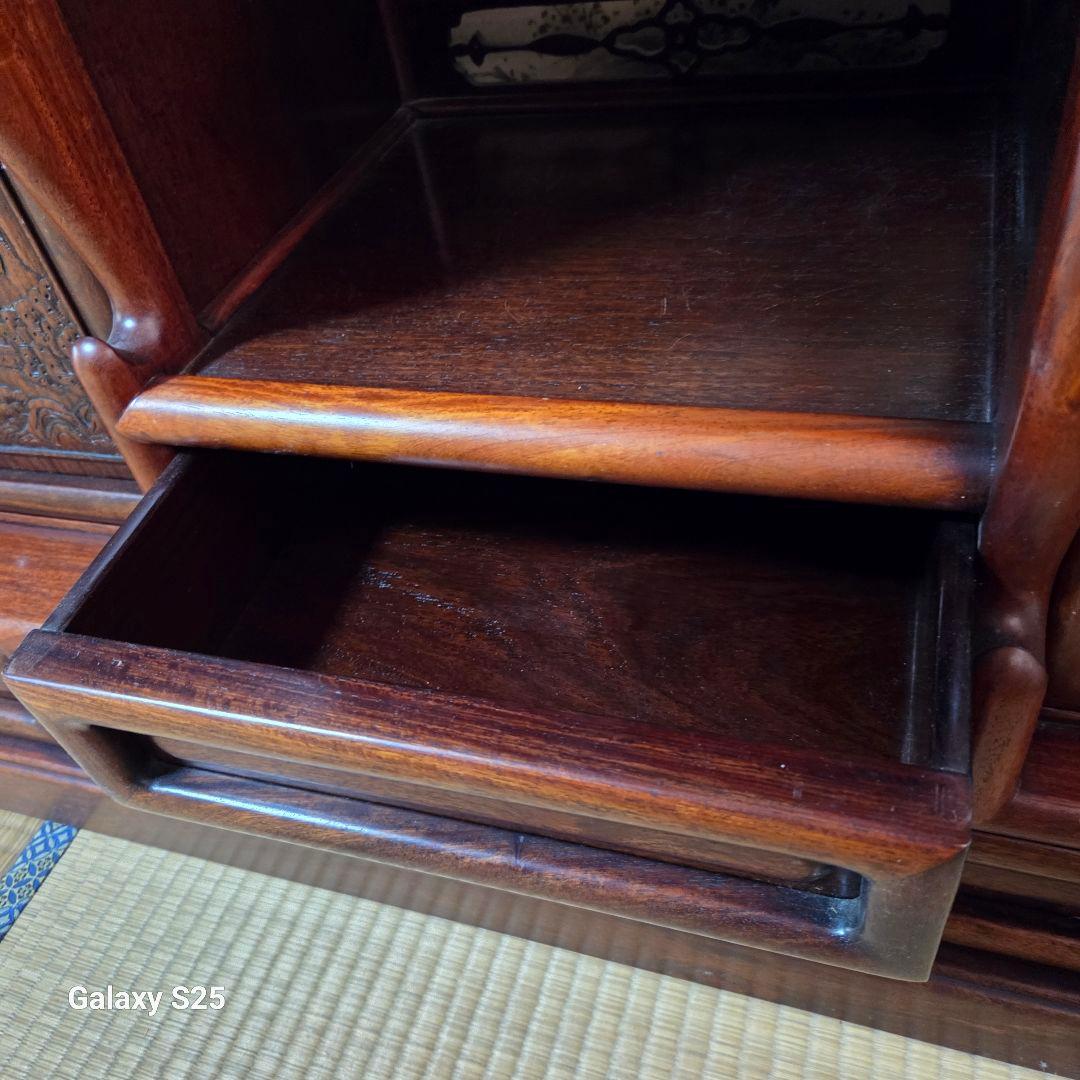 美しい彫刻の茶棚・飾り棚