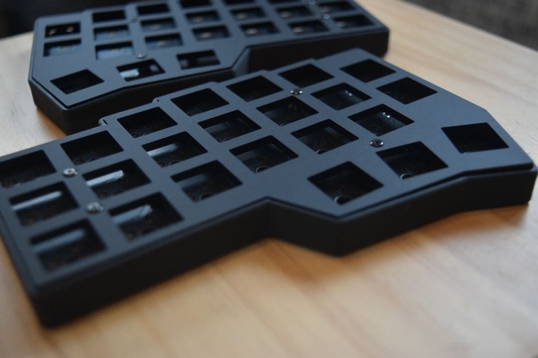 corne v4 cherry マットブラック　ベアボーン