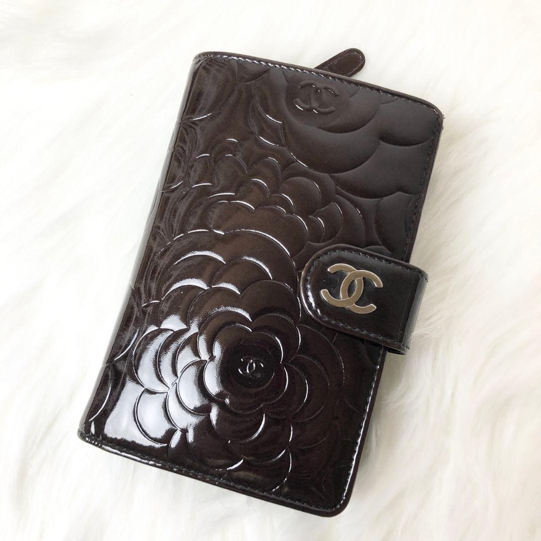 【美品】CHANEL 二つ折り財布 カメリア ココマーク パテントレザー