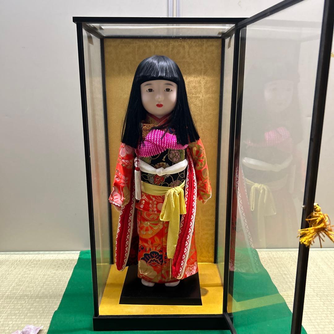 市松人形 68センチ、赤黒衣装 ガラスケース付き