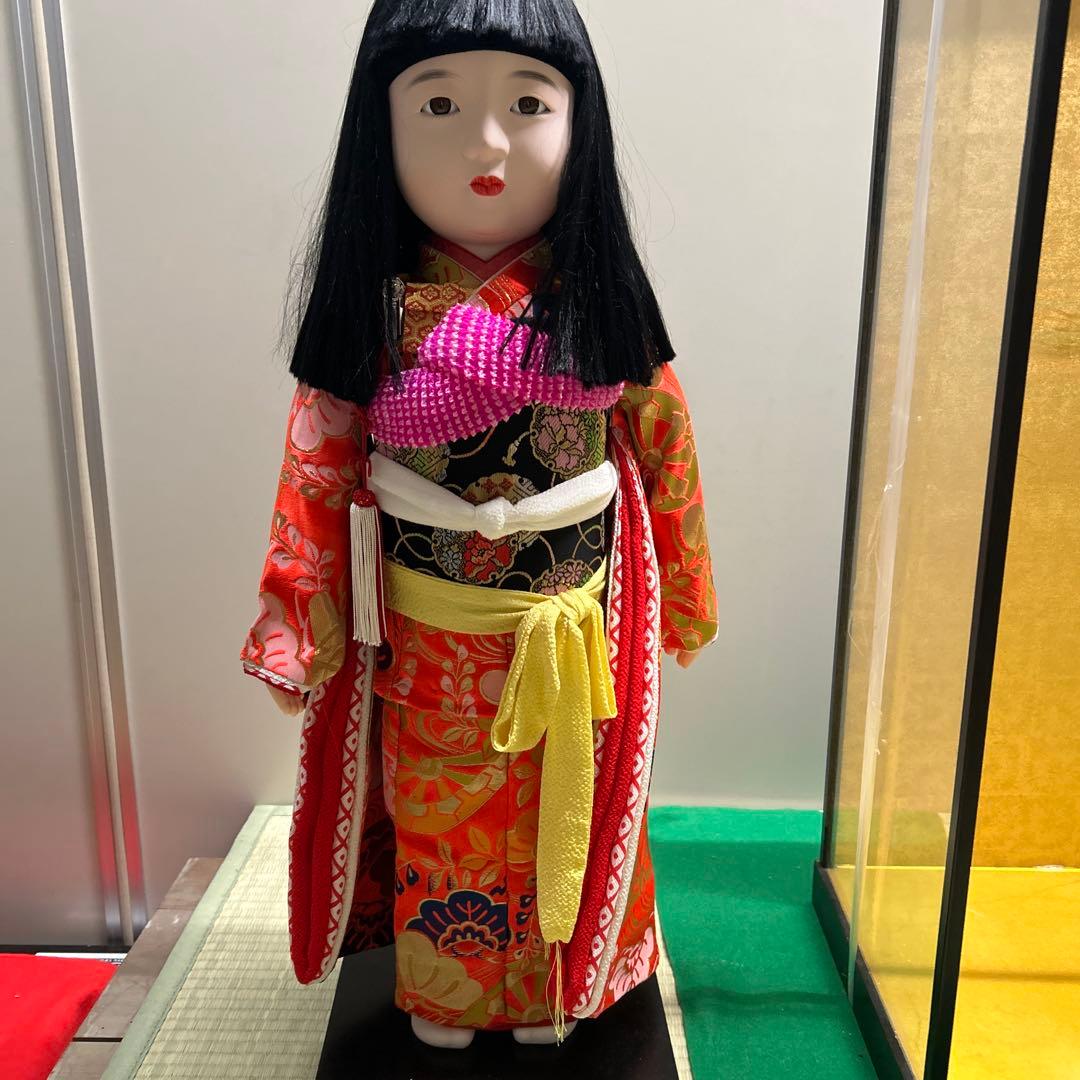 市松人形 68センチ、赤黒衣装 ガラスケース付き