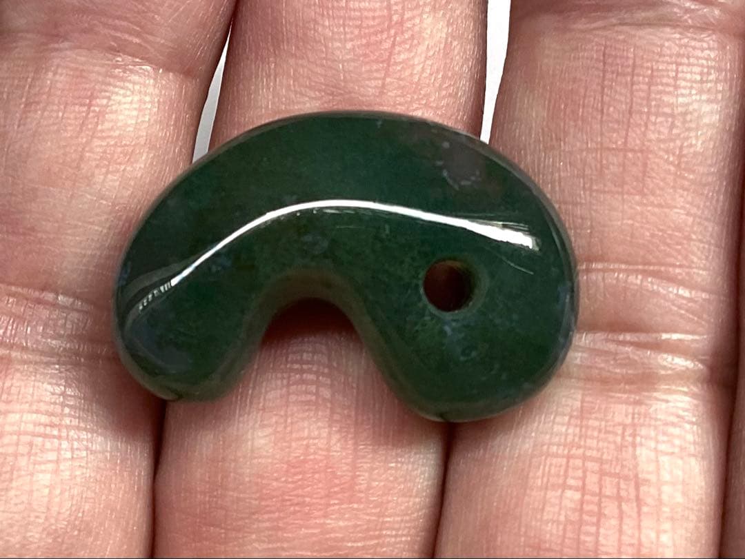 幻の碧玉‼️　出雲石勾玉*濃厚青緑色　コレクション守護石に‼️ 鑑定機関鑑別書取得品