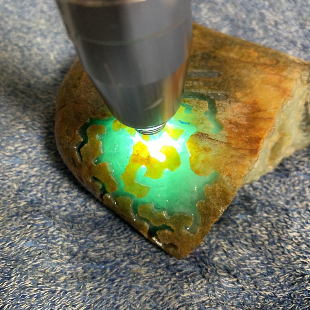 無処理無染色A貨天然石本翡翠　保証付　 ミャンマー　本翡翠　ヒスイ　原石　希少色