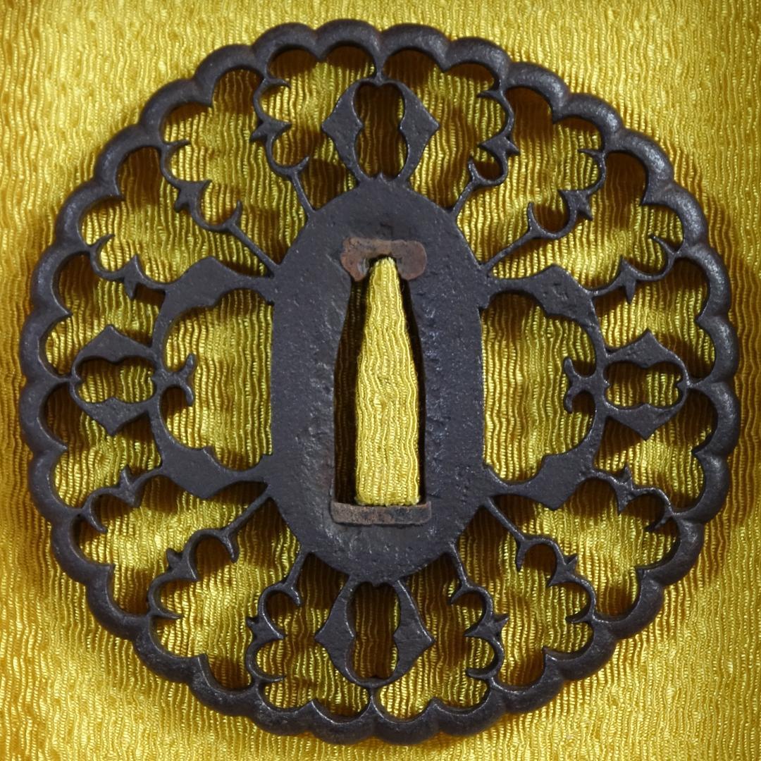 【 京透 抱茗荷雁金透鍔 】(鍔箱・布団付き) 鍔 鐔 刀装具 武具 骨董