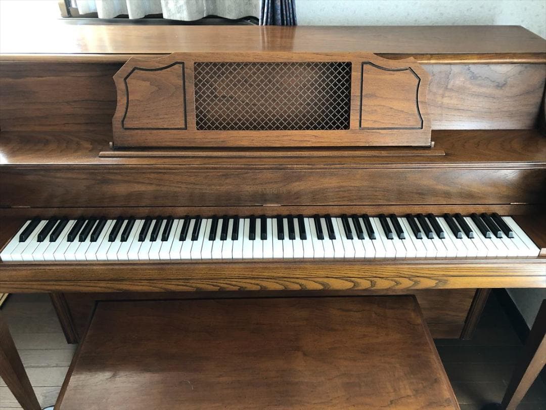 アメリカ製　アップライトピアノ　EVERETT エヴェレット　現状渡し　椅子付き