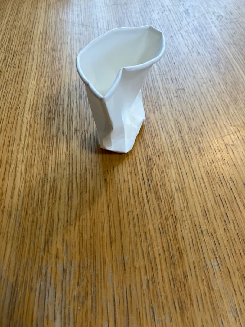 踏まれた紙コップ