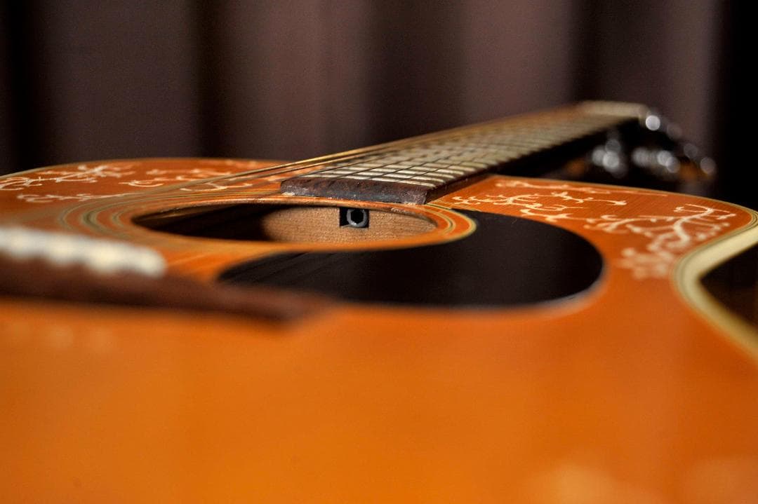 ★彫刻ギター　Cat's Eyes CEシリーズ　舞台にストリート演奏とオブジェ