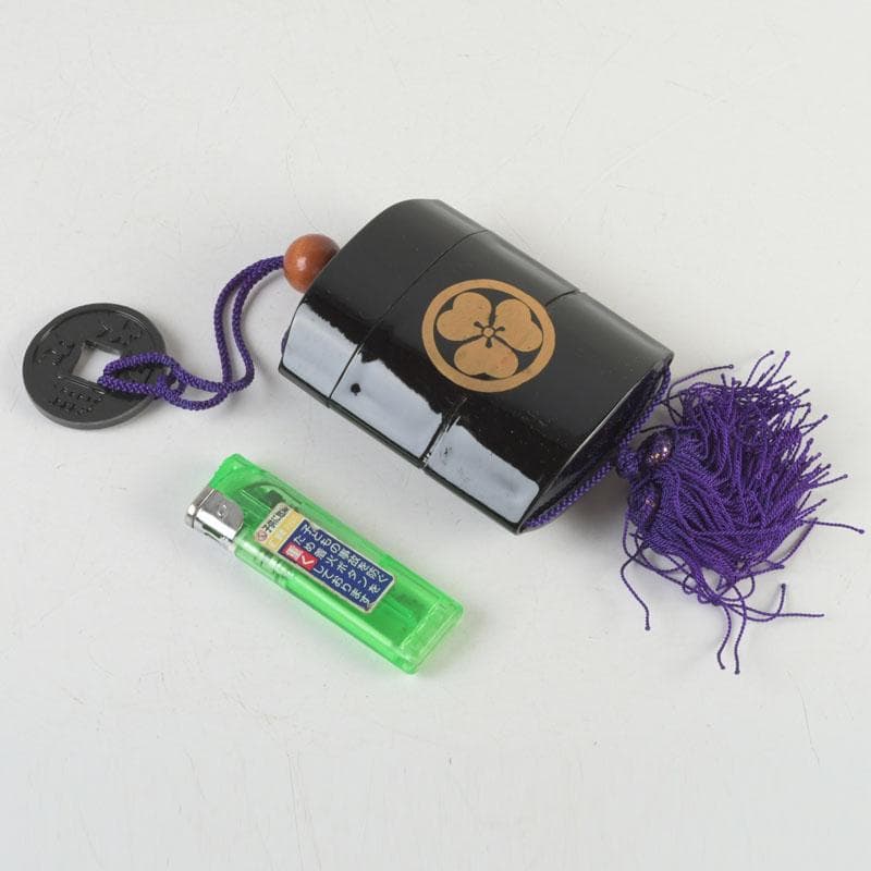 時代提げ物　黒漆　三つ葉葵蒔絵　印籠　薬入　根付　緒締め玉　C　9438