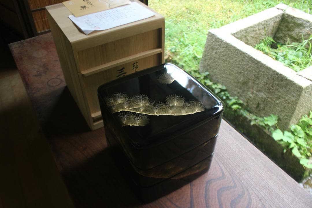 デッドストック！端正な内朱黒漆に極上松沈金の映える三段重（（検重箱お重