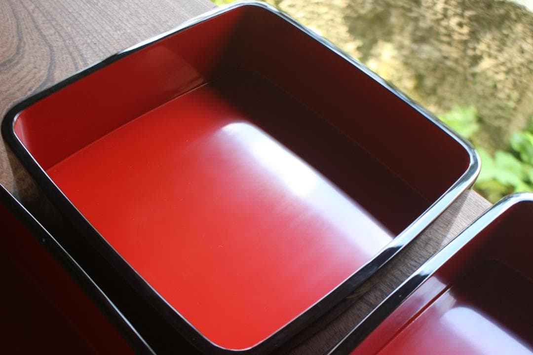 デッドストック！端正な内朱黒漆に極上松沈金の映える三段重（（検重箱お重