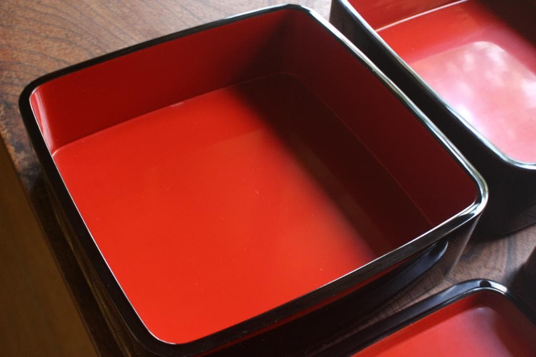 デッドストック！端正な内朱黒漆に極上松沈金の映える三段重（（検重箱お重