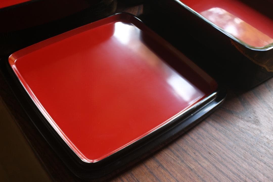 デッドストック！端正な内朱黒漆に極上松沈金の映える三段重（（検重箱お重