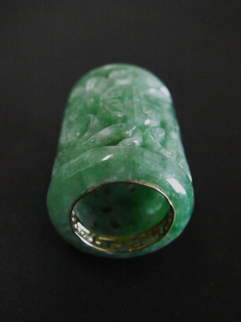 本翡翠　透かし彫り　ペンダントトップ　樽型　バレル