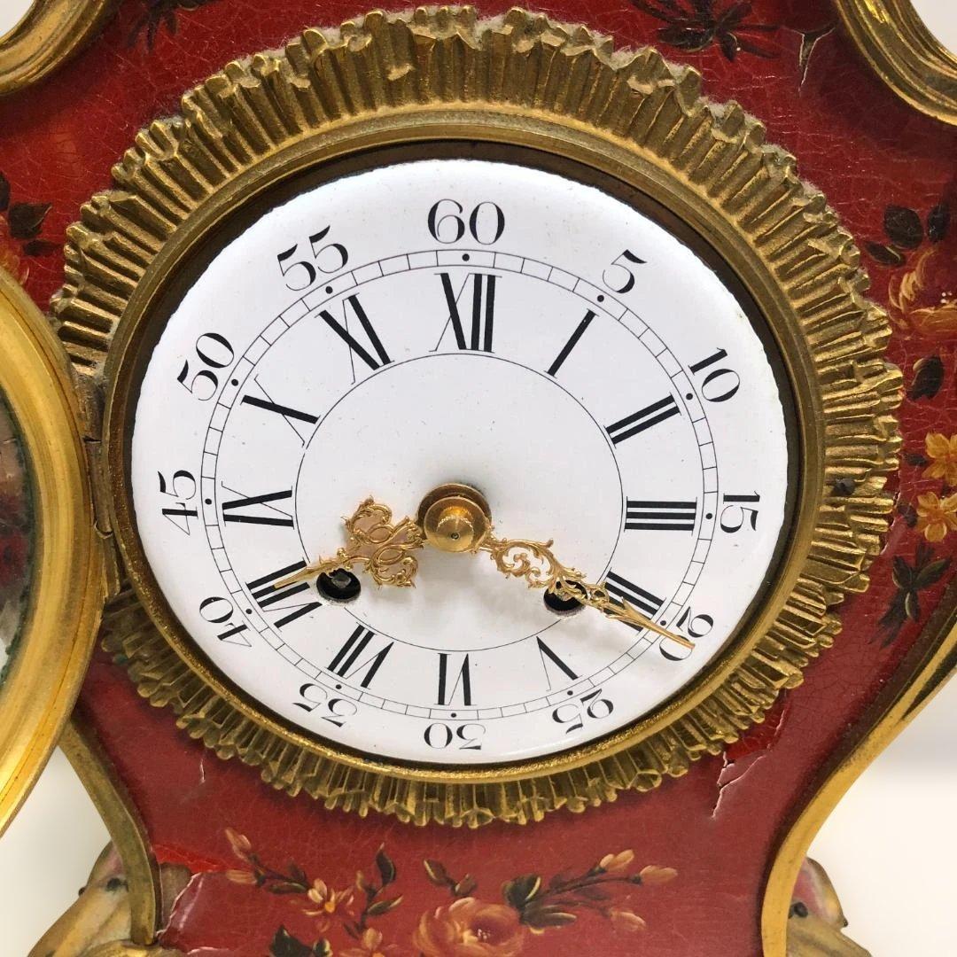 送料無料 アンティーク風 置時計 手巻き式 花模様 ゴールド装飾 251104