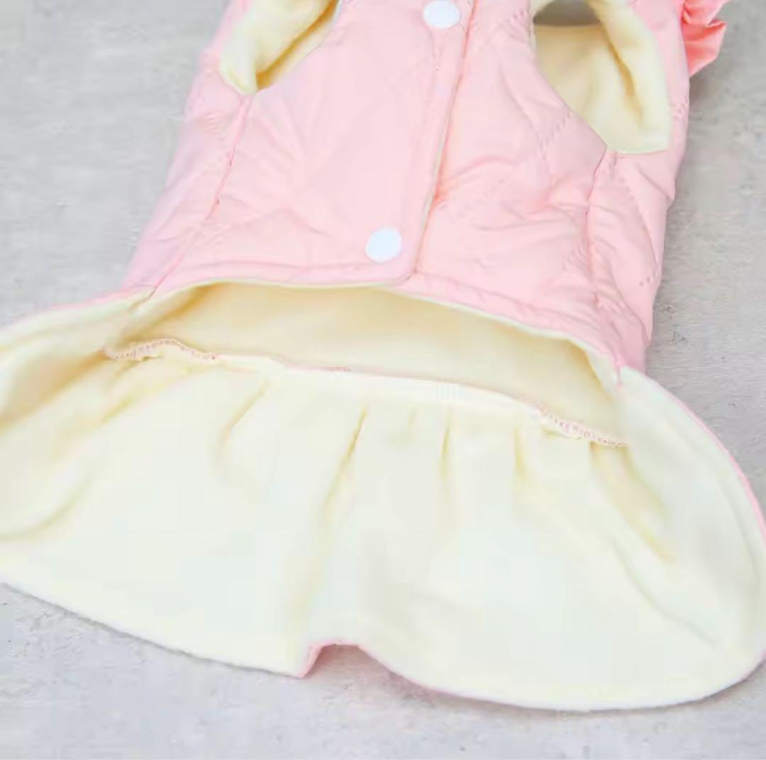 【新品】花模様キルティングふわふわコート　《ピンクM 》お腹ボタン　犬服　防寒