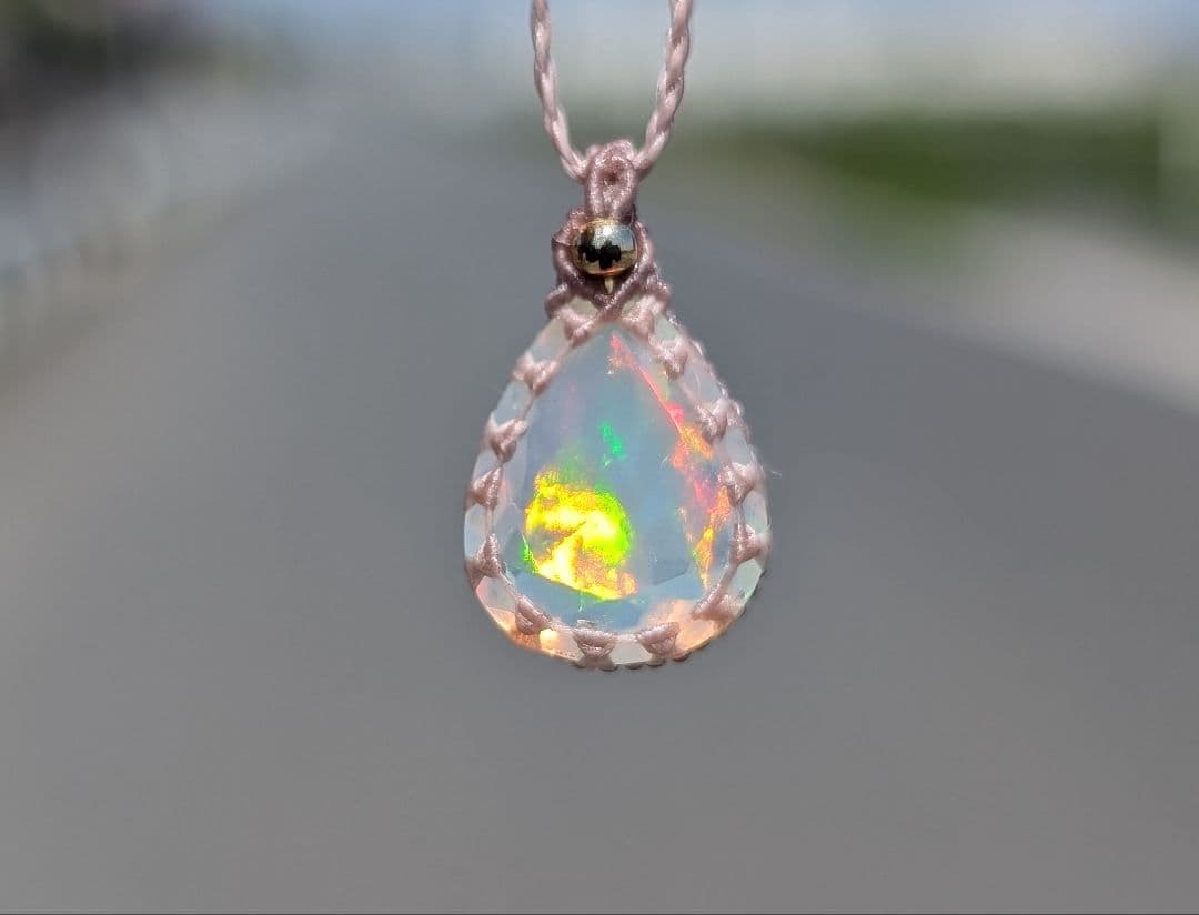 オパールのネックレス