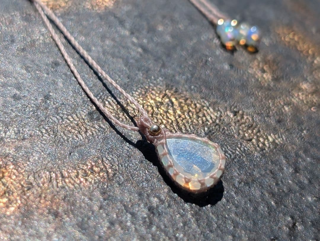 オパールのネックレス