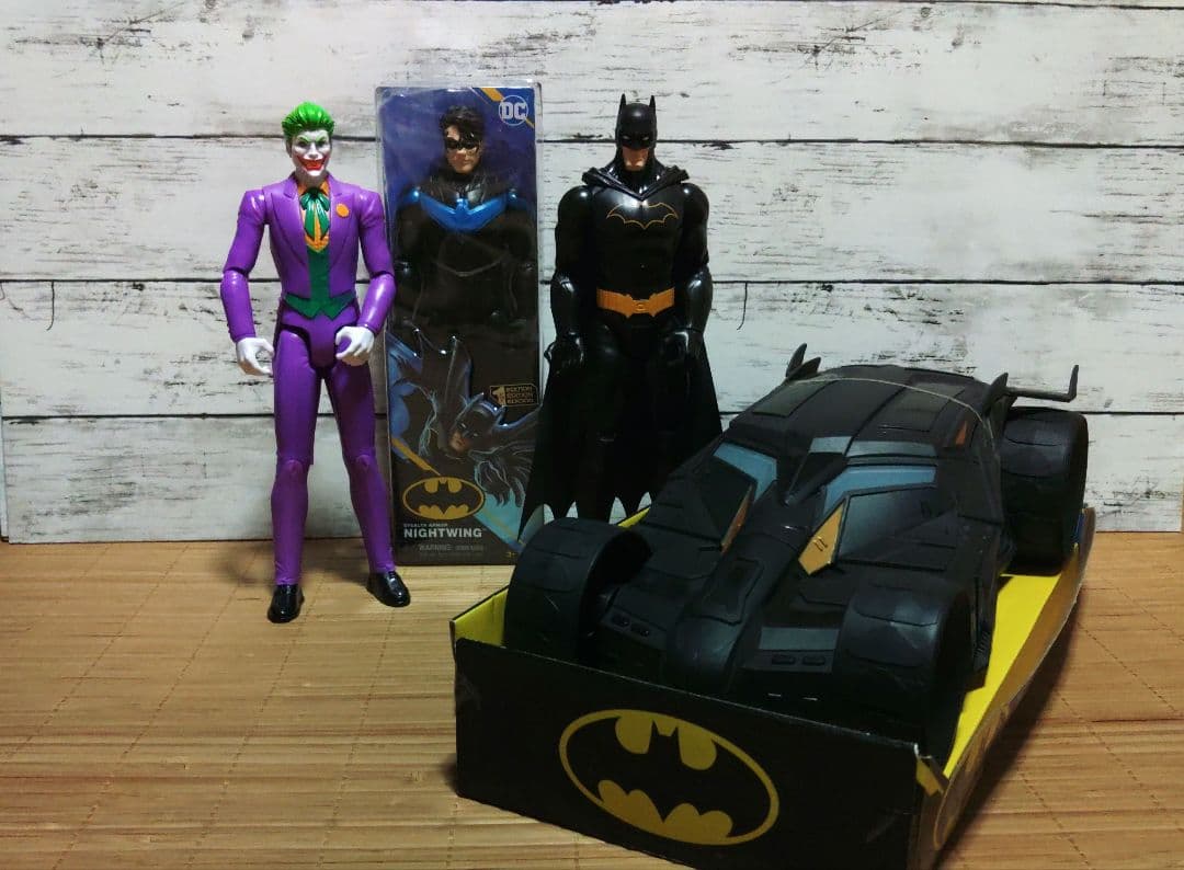 バットマンシリーズ　フィギュア３体とバットモービル