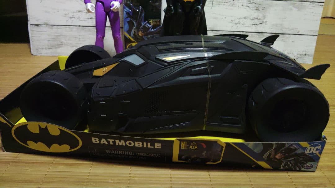 バットマンシリーズ　フィギュア３体とバットモービル