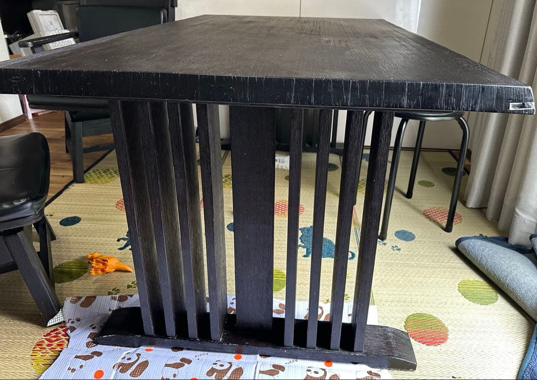 ダイニングテーブルと回転式アームチェア４脚セット