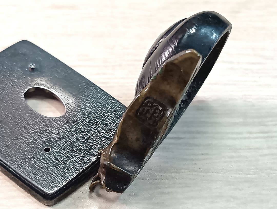 煙草入れ／前金具／蝸牛／在銘あり