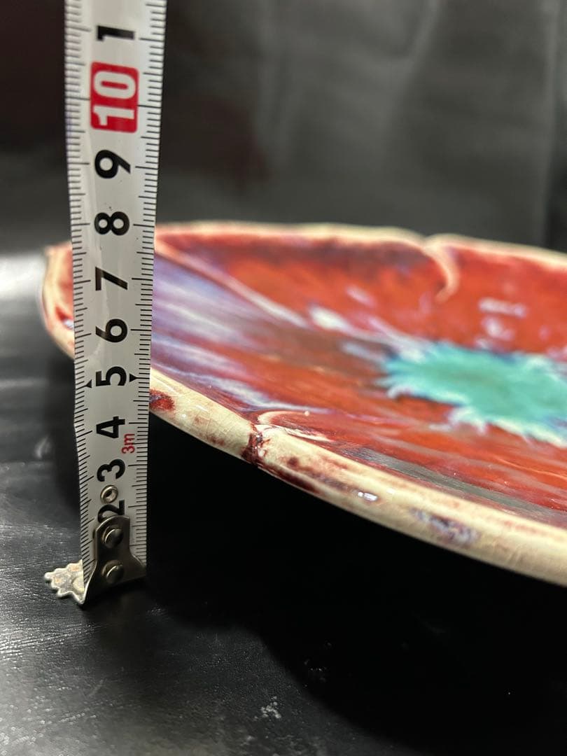 美しい古美術◾️蔵から美しい花がかたどられた大皿が出てかきました。