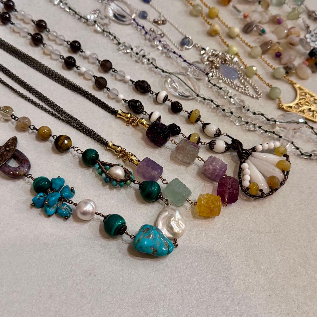 加山忠則デザイン　天然石ネックレス　8点