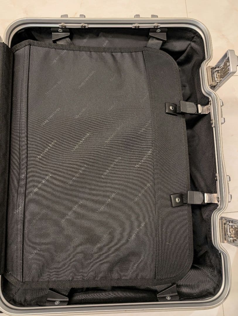 メルセデスベンツ キャリーケース アルミ 機内持ち込み 旅行 シルバー