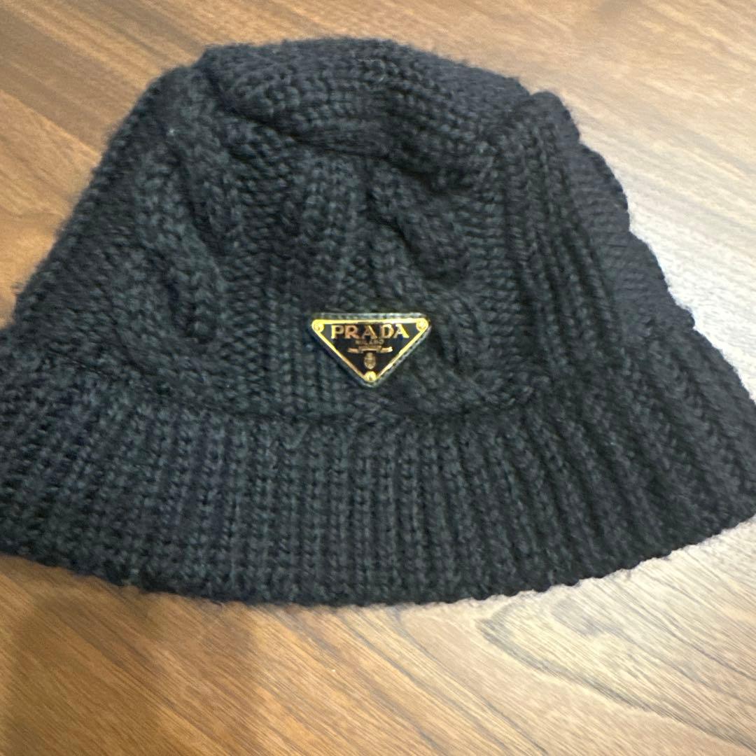 PRADA ブラックニット帽 Mサイズ