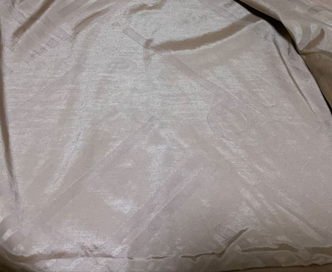 ベージュ ジップアップジャケット 金属製ロゴ