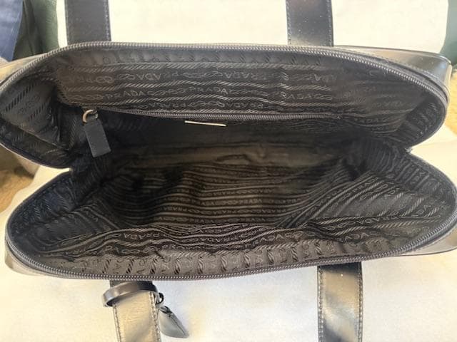 プラダ バッグ 女性ビジネス用に最適