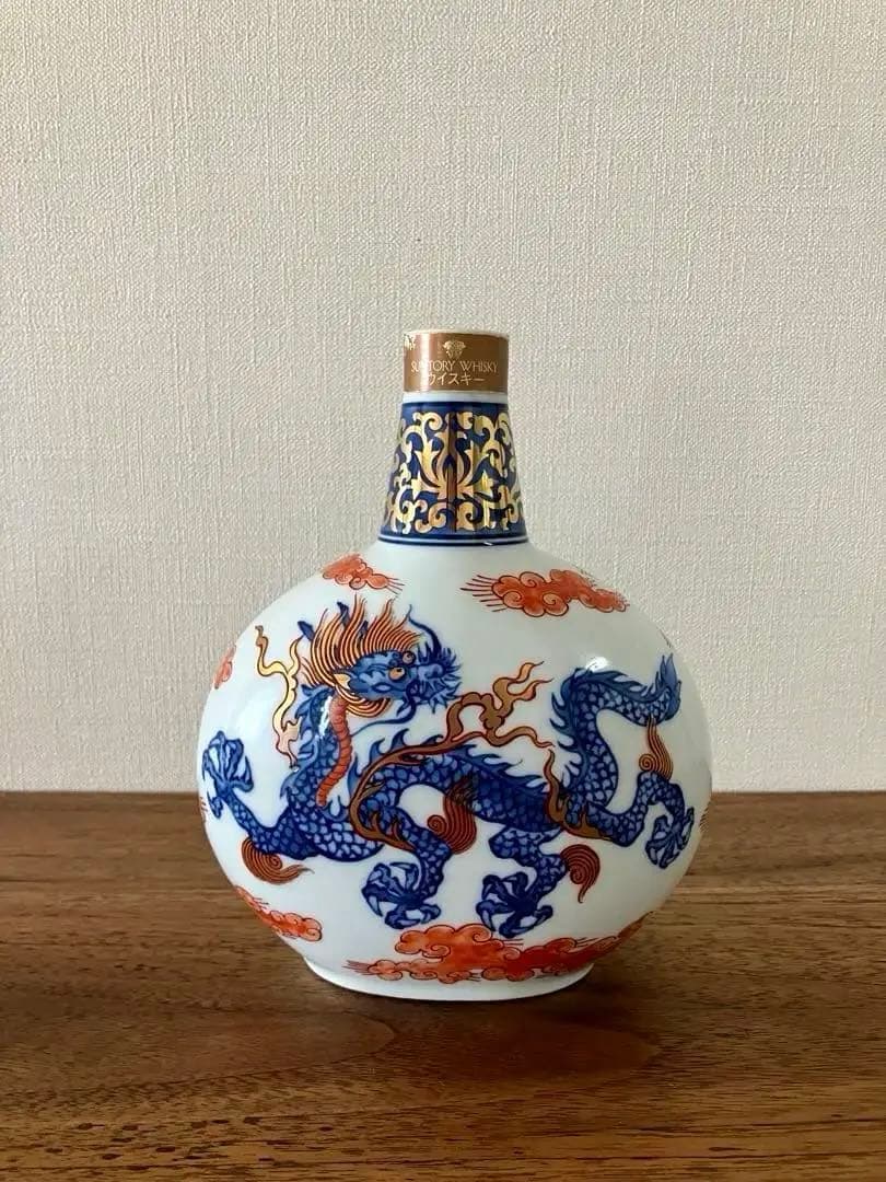 空瓶　サントリーウィスキー　染錦雲龍文変形瓶 有田焼