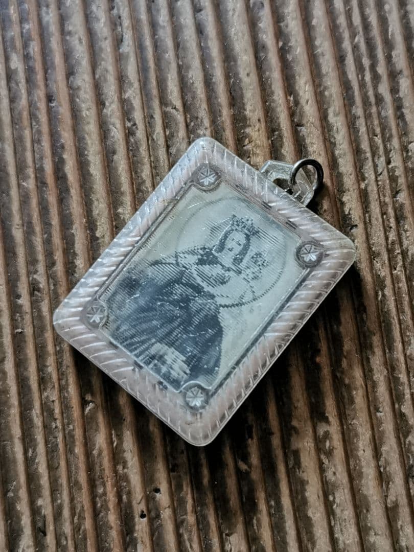 アンティーク 聖母子像と聖人 レンチキュラー桜色チャーム レザー紐付きネックレス