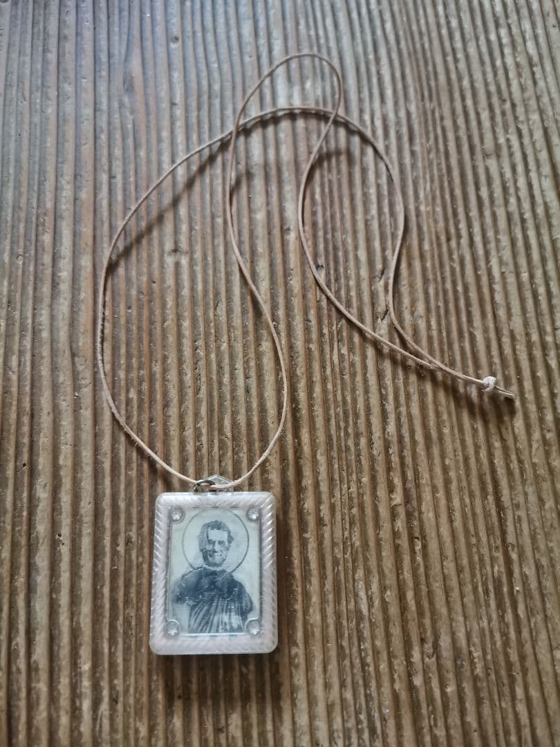 アンティーク 聖母子像と聖人 レンチキュラー桜色チャーム レザー紐付きネックレス