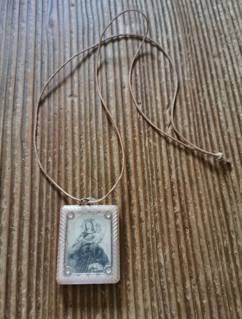 アンティーク 聖母子像と聖人 レンチキュラー桜色チャーム レザー紐付きネックレス