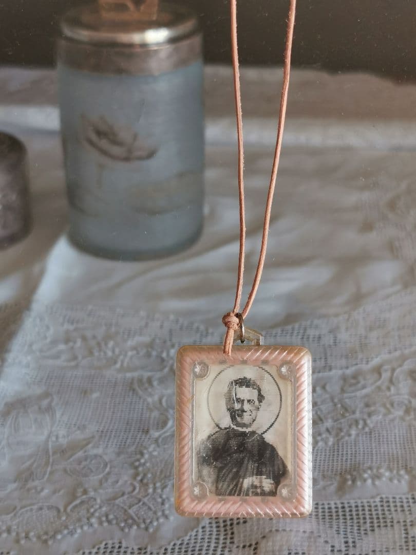 アンティーク 聖母子像と聖人 レンチキュラー桜色チャーム レザー紐付きネックレス