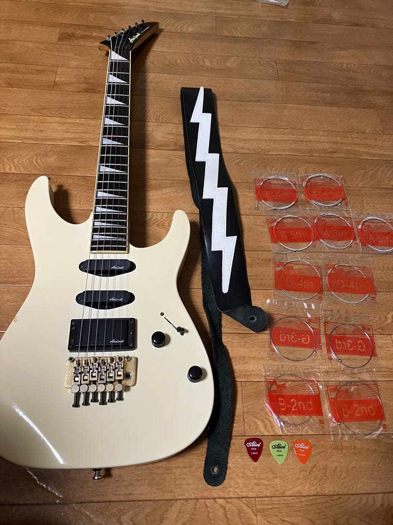 ギター　アリアプロ2 ピック　弦　付き　動作未確認　ソフトケース付き