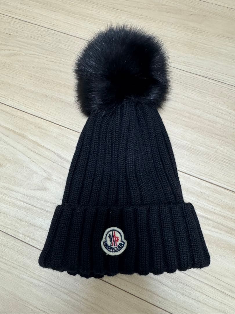 Moncler 黒ニット帽 ファー付きポンポン