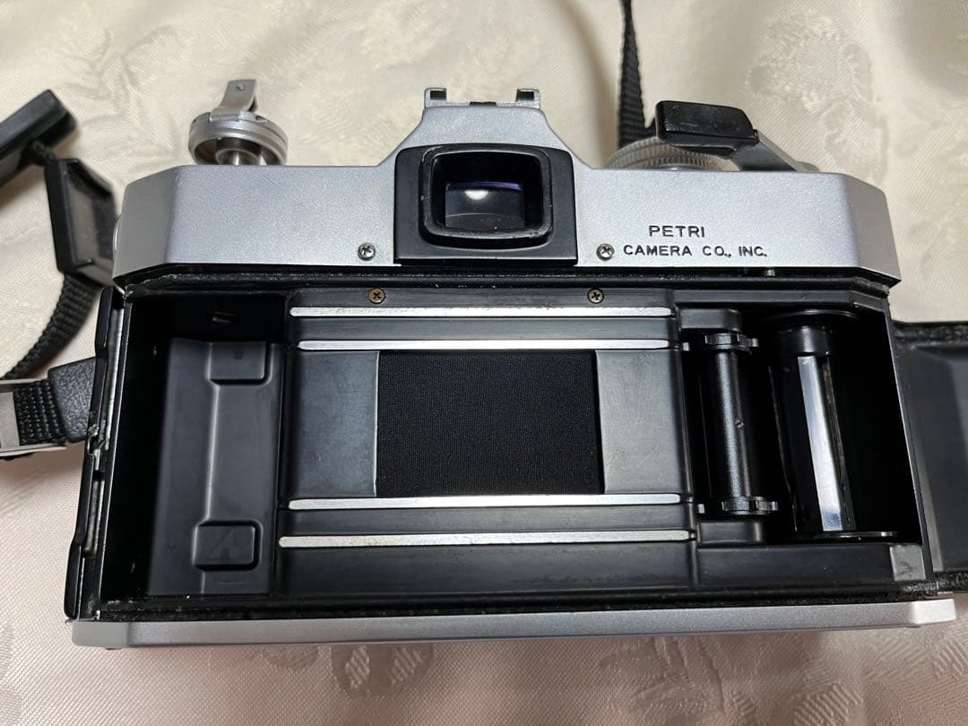 ペトリPÉTRI　ボケがきれいなf1.8の明るいレンズ　　希少カメラ