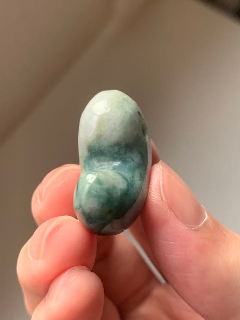 宝石質　入りコン沢翡翠勾玉　糸魚川　翡翠　コン沢　勾玉　根付　出土　原石　御守り