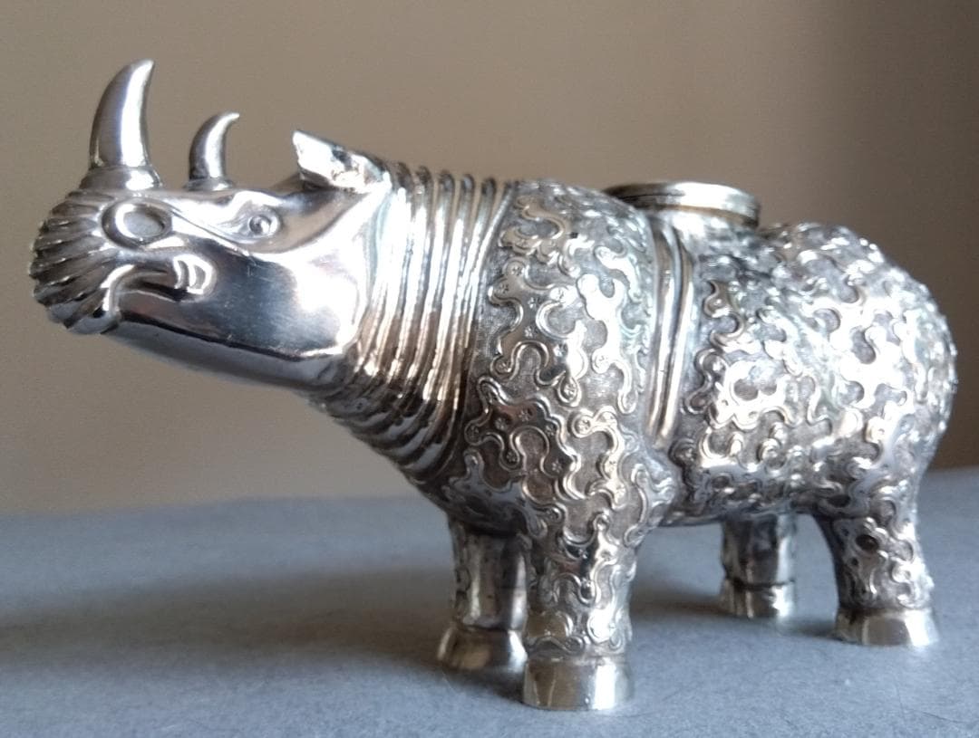 北京工芸品公司　銀製　錯金銀雲紋銅犀尊　酒器
