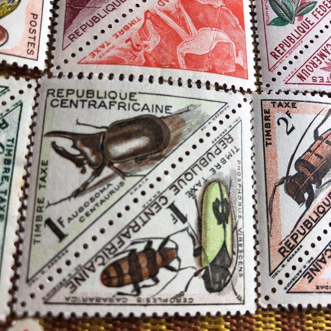 三角形切手を 一気に24種未使用です！世界各地から！レアな南マルク共和国切手も！