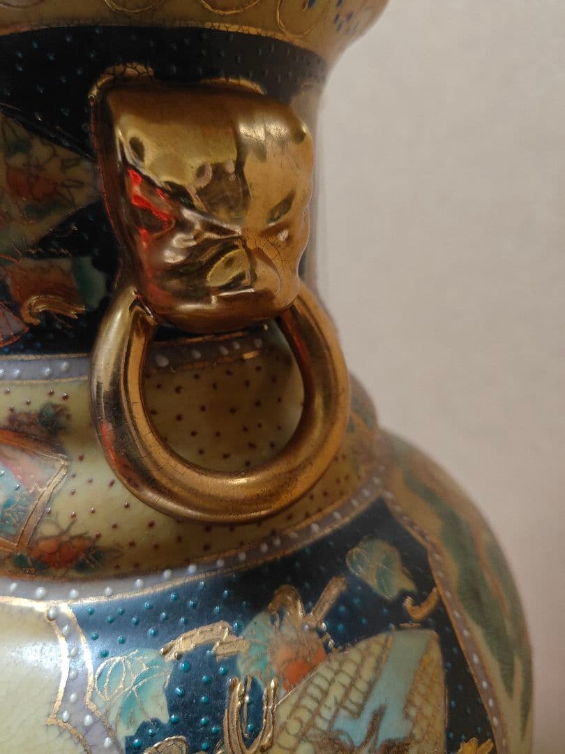 日本の伝統的な絵柄が施された陶器の花瓶非常にまれ