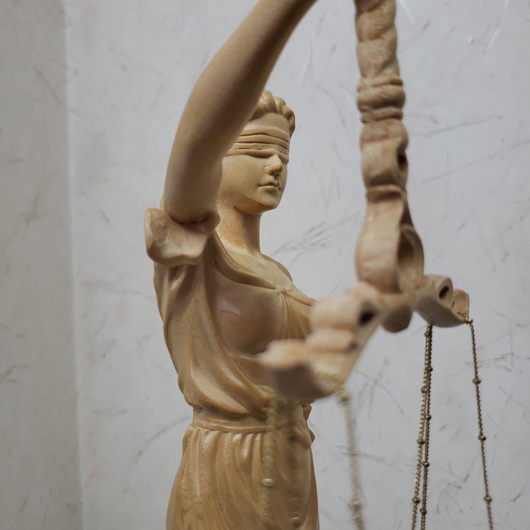 Ｂフライデー蔵出特価希少彫り裁判所のシンボルヒバ材 正義の女神像ユースティティア
