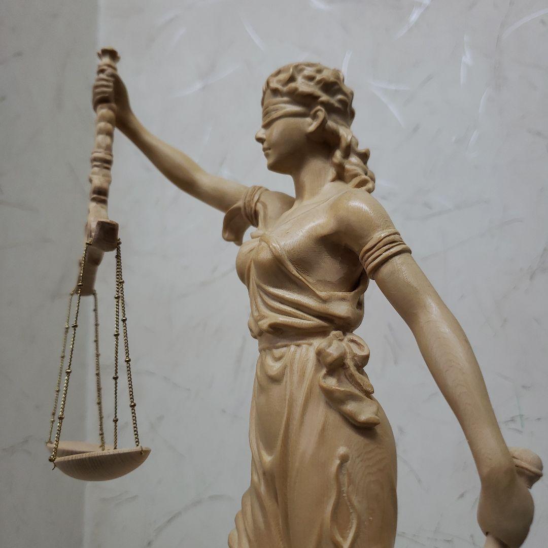 Ｂフライデー蔵出特価希少彫り裁判所のシンボルヒバ材 正義の女神像ユースティティア