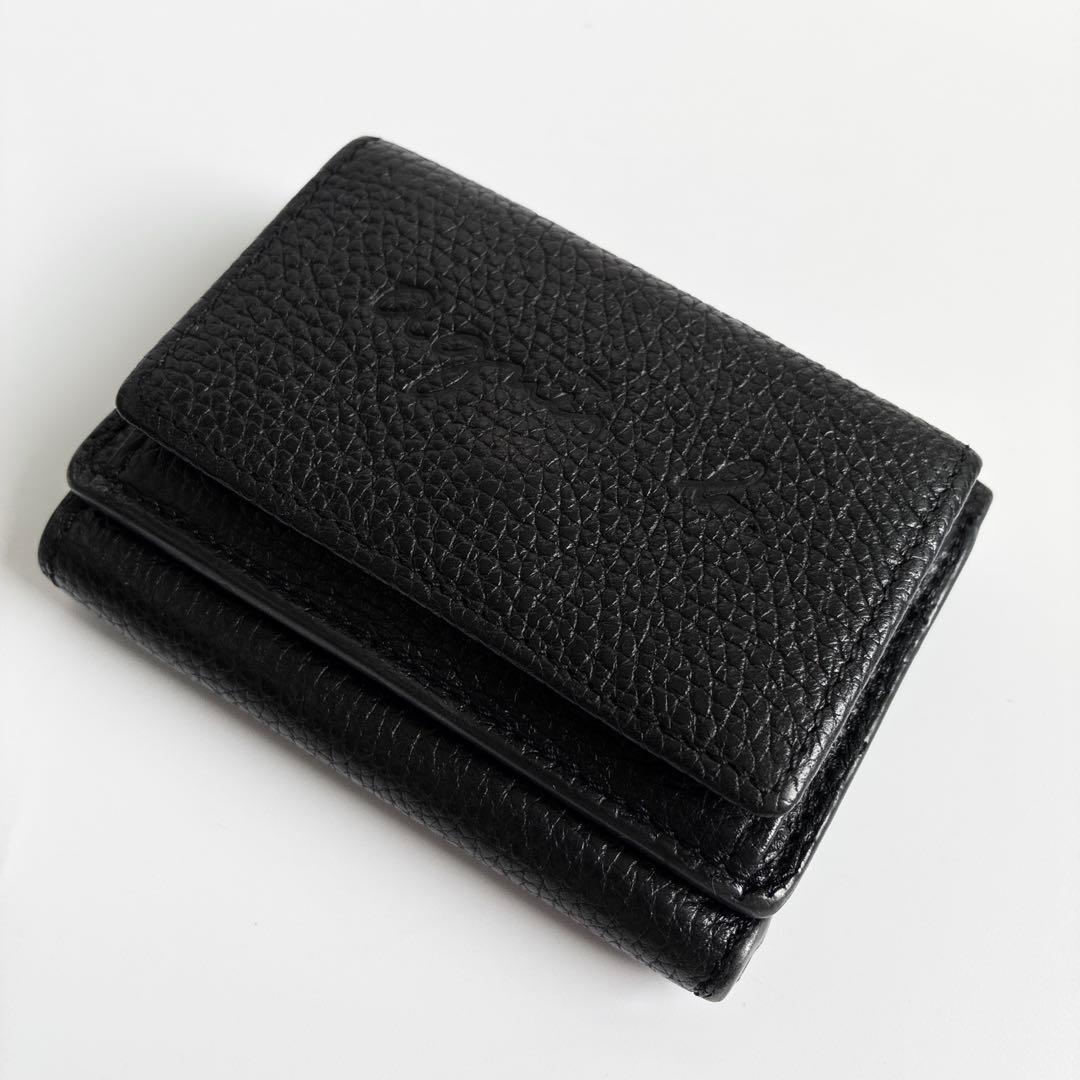 agnès b. ブラック 三つ折りミニ財布　エンボス ロゴアニエスベー
