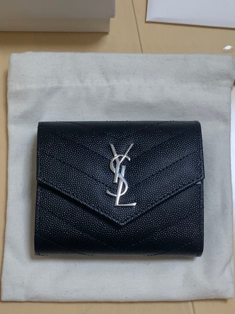 【新品】サンローラン　ブラック 三つ折り財布　シルバー金具　キャビアスキン